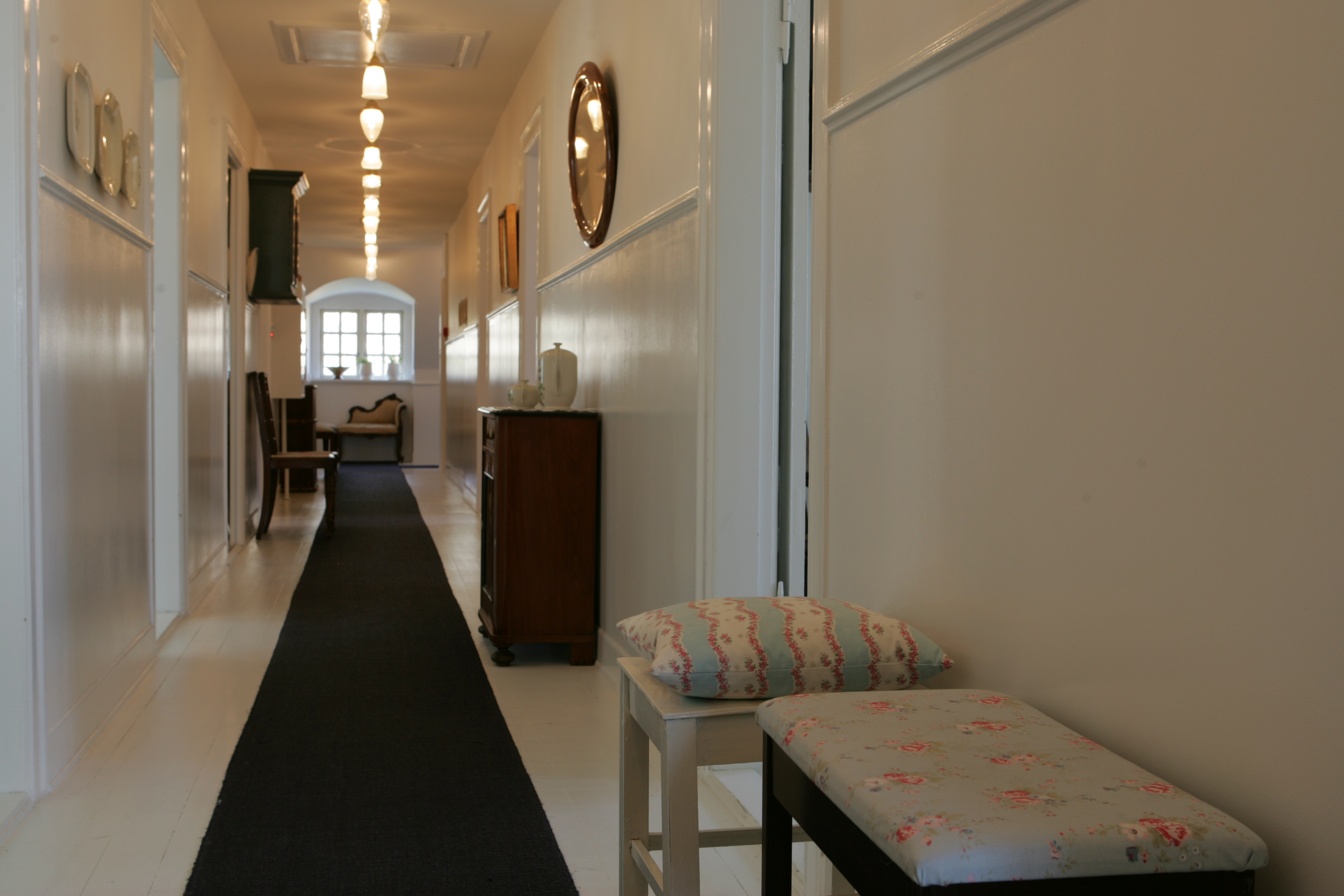 Lang gang, sort sisal løber